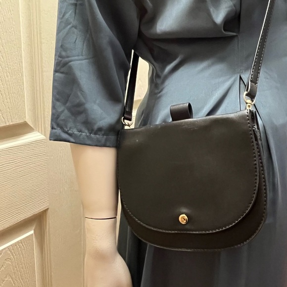 🖤 MADISON WEST – Black Faux Leather Crossbody Bag - Picture 2 of 11